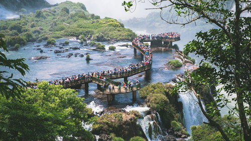 絶景の歩道に出来た行列、イグアスの滝の遊歩道
