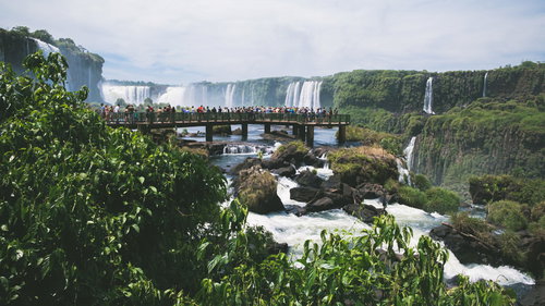 イグアスの滝の上に設置された木製遊歩道での観光体験