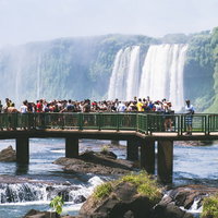 イグアスの滝の水しぶきを間近に見る観光客たち（南米大陸）の写真