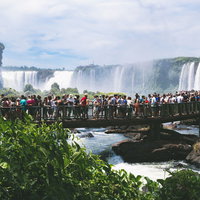 イグアスの滝の観覧歩道に押し寄せる観光客の波の写真