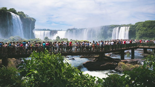 イグアスの滝の観覧歩道に押し寄せる観光客の波
