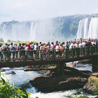 イグアスの滝と押し寄せる観光客の群れ～アルゼンチン・ブラジル国境の世界遺産～の写真