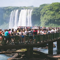 イグアスの滝を最前線で見学するため展望台に行列をつくる観光客の写真
