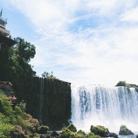 展望台から眺めるイグアスの滝と世界遺産の壮大な景観の写真