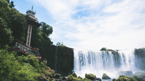 展望台から眺めるイグアスの滝と世界遺産の壮大な景観