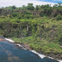 ジャングルに囲まれるイグアスの滝を上空から眺めた風景の写真