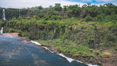 ジャングルに囲まれるイグアスの滝を上空から眺めた風景