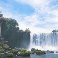 展望台から眺める圧倒的なイグアスの滝の雄大な景観の写真