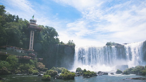 展望台から眺める圧倒的なイグアスの滝の雄大な景観