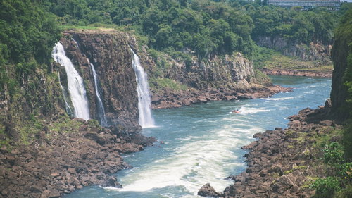 イグアスの滝から流れ込む川の迫力ある景観