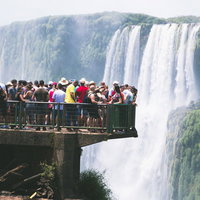 絶景のイグアスの滝を見下ろす展望台の遊歩道と観光客の写真