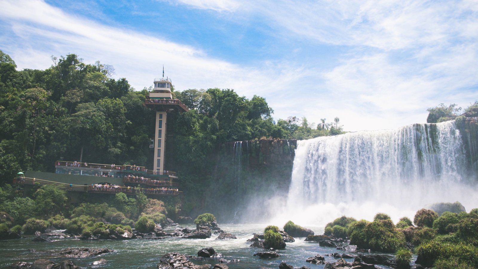 展望台から見たイグアスの滝の水しぶきが舞い上がる様子