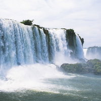 勢いよく流れ落ちるイグアスの滝の水流と白い水しぶきの写真