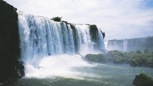 勢いよく流れ落ちるイグアスの滝の水流と白い水しぶき