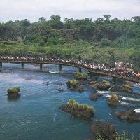 イグアスの滝の水上遊歩道に並ぶ観光客の行列の写真