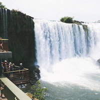 展望台越しに見るイグアスの滝、世界遺産の南米大陸の写真