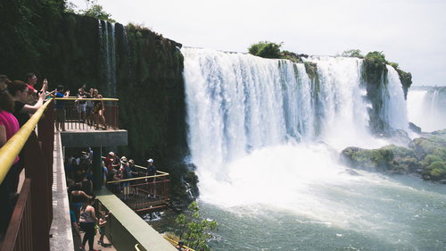 展望台越しに見るイグアスの滝、世界遺産の南米大陸