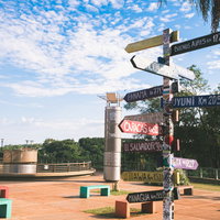 三国国境展望台の広場と指導票、ベンチや樹木のある景観の写真