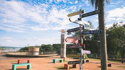 三国国境展望台の広場と指導票、ベンチや樹木のある景観