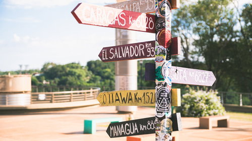 三国国境展望台に設置されたカラフルな標識