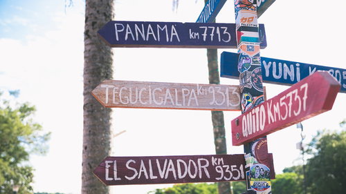 三国国境展望台に設置されたカラフルな指導標