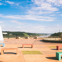 三国国境展望台の広場に並ぶカラフルなベンチの写真