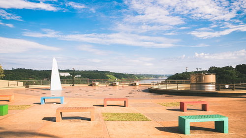 三国国境展望台の広場に並ぶカラフルなベンチ