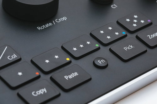 黒いキーボード上のスターレーティングボタン