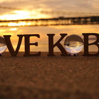 神戸の海辺で撮影したLOVE KOBEとガラス玉の写真