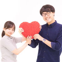 赤いLOVE・LOVEのハートを持って嬉しそうな彼氏の写真