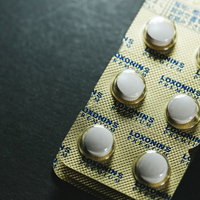 白い錠剤が並ぶブリスターパックの写真