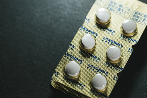 白い錠剤が並ぶブリスターパック