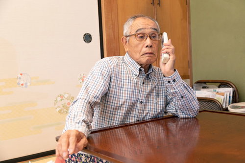 息子と勘違いして電話で受け答えする祖父の表情