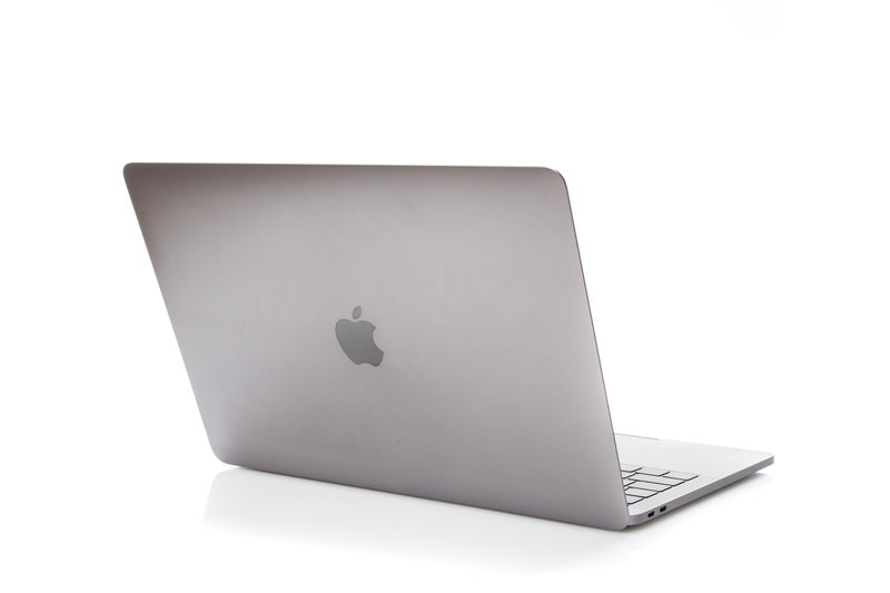 MacBookでPCワークをするイメージ