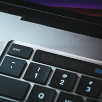 MacBookキーボードのESC（エスケープボタン）の写真