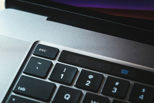 MacBookキーボードのESC（エスケープボタン）