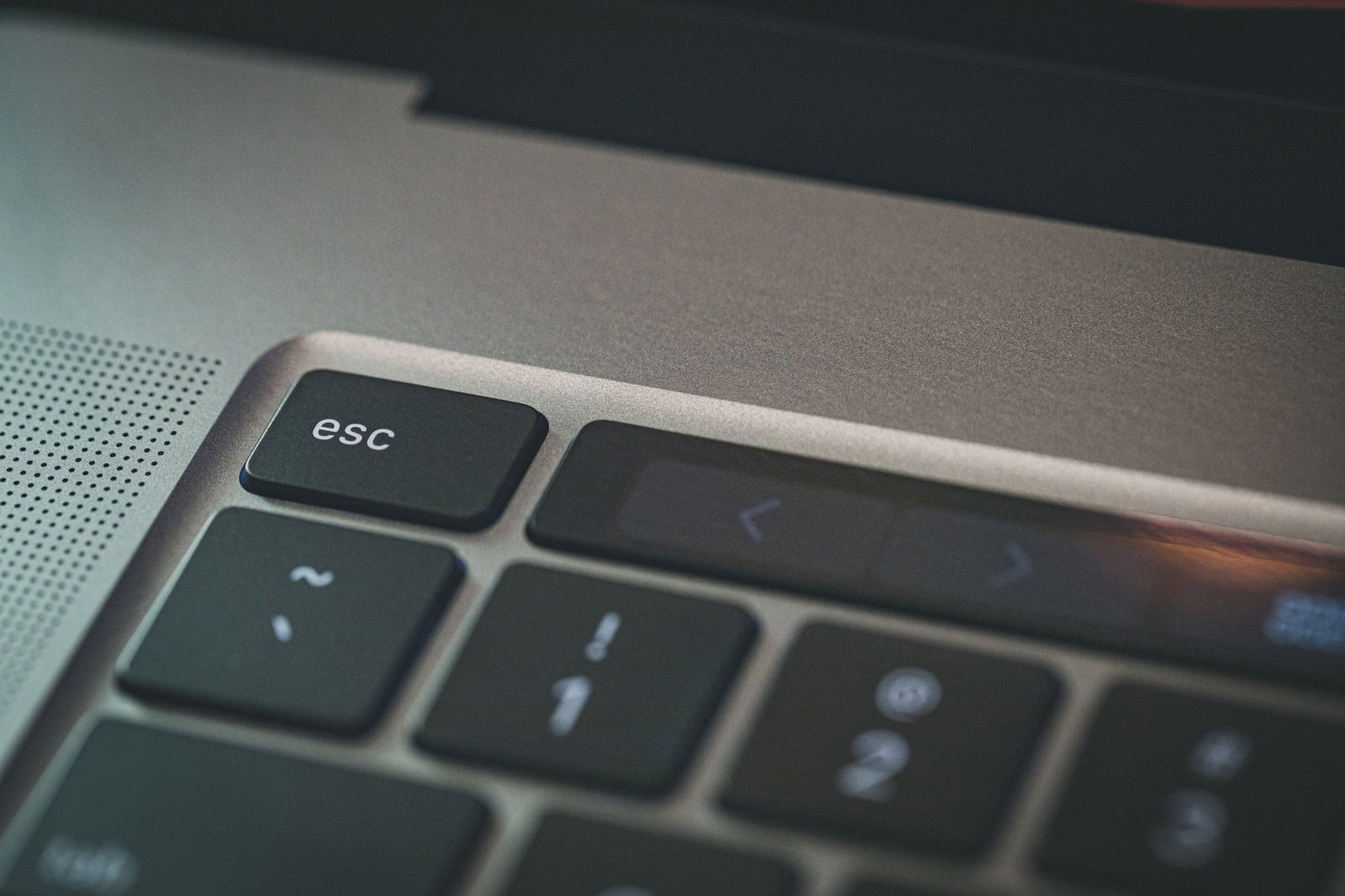 MacBookのエスケープキーとタッチバーのクローズアップ