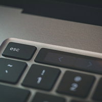 MacBookの物理ボタン、エスケープキーとタッチバーの写真