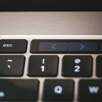 物理ボタンになったESC（エスケープキー）の写真