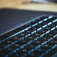 Macbookのキーボードの溝が青く光るの写真