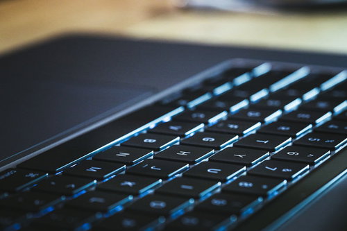 Macbookのキーボードの溝が青く光る