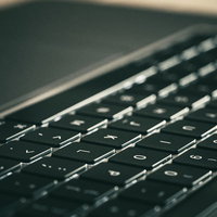 Macbookのマットな質感のキーボードの写真