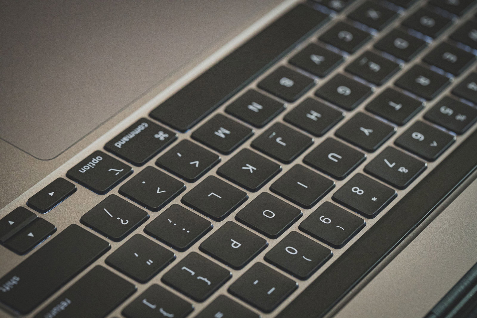 MacBookのキーボードを斜めの角度から撮影した写真