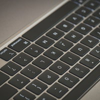逆方向から見たMacbookのキーボードの写真