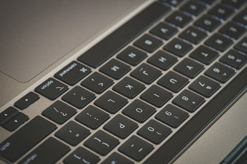 逆方向から見たMacbookのキーボード