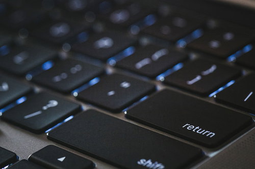 ライトがついたMacBookのリターンキー