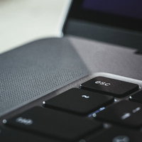 MacBookキーボードの物理ボタンになったエスケープキーの写真