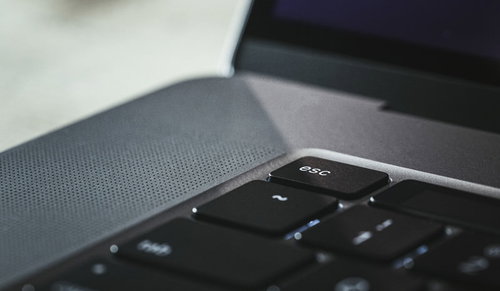 MacBookキーボードの物理ボタンになったエスケープキー