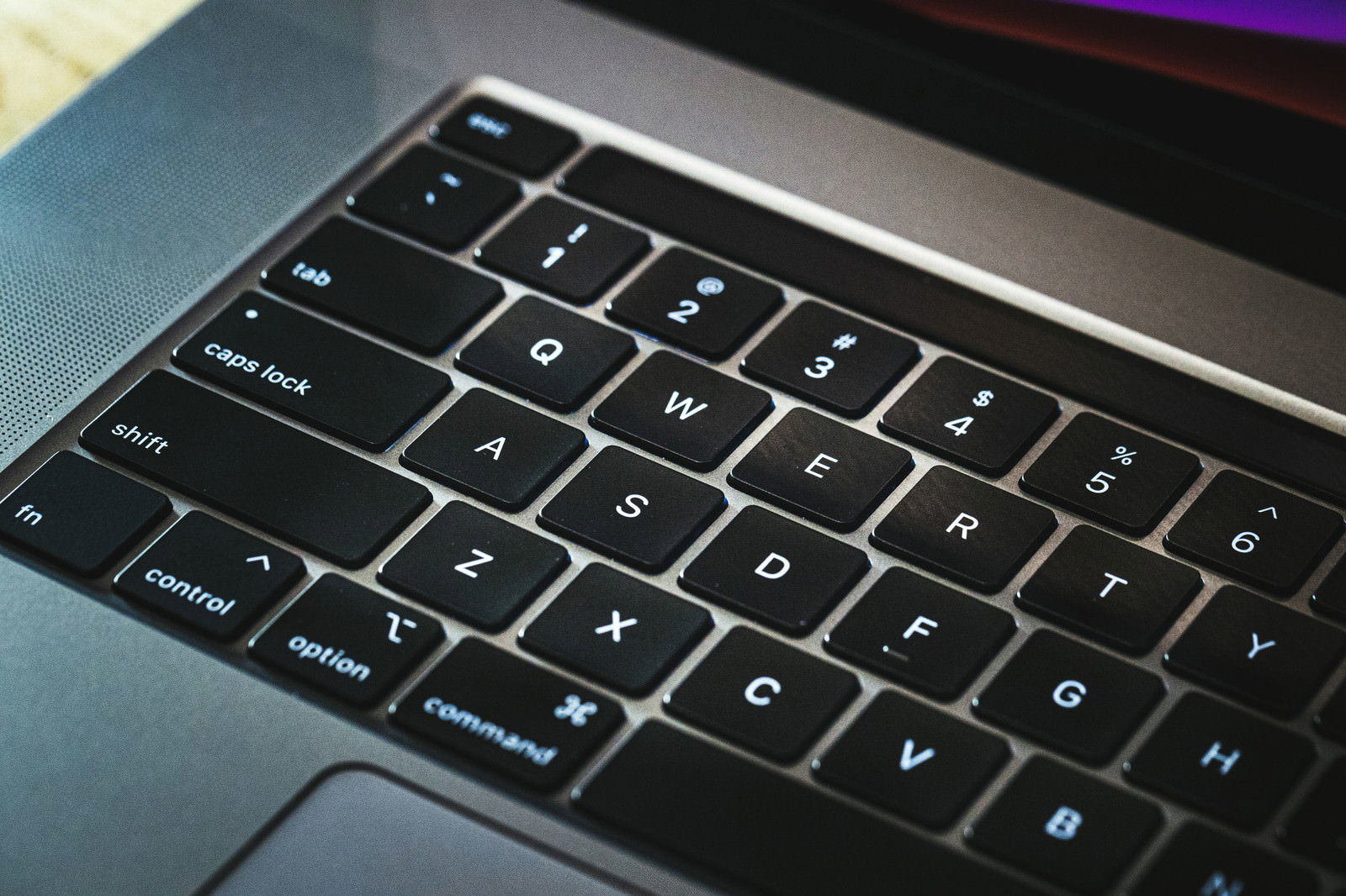光に照らされたMacbookのキーボード
