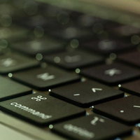 MacBookのキーボードに印字された⌘（コマンド）キーの写真